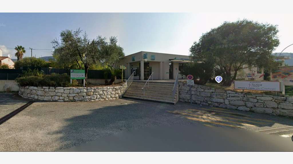 06 - LOCAL COMMERCIAL 188M² AVEC PARKINGS - CARROS