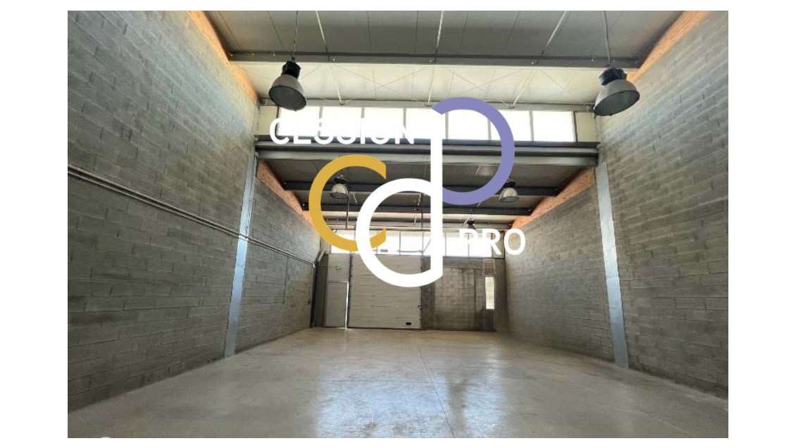 A louer ensemble 3 ateliers 120m² chacun Castries