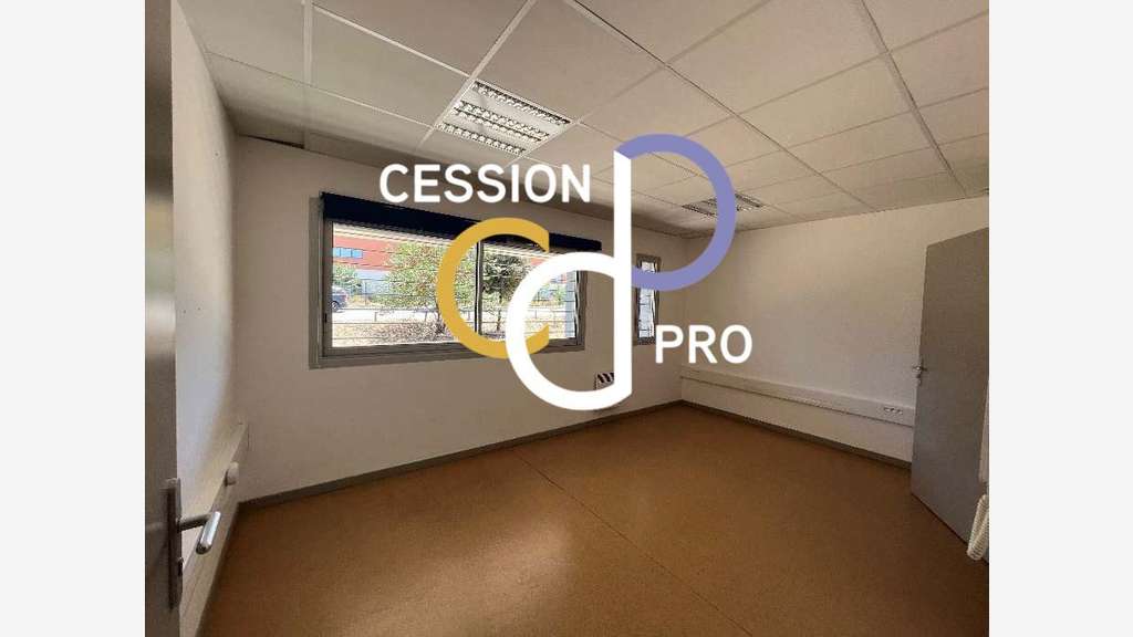 A louer ensemble 3 ateliers 120m² chacun Castries