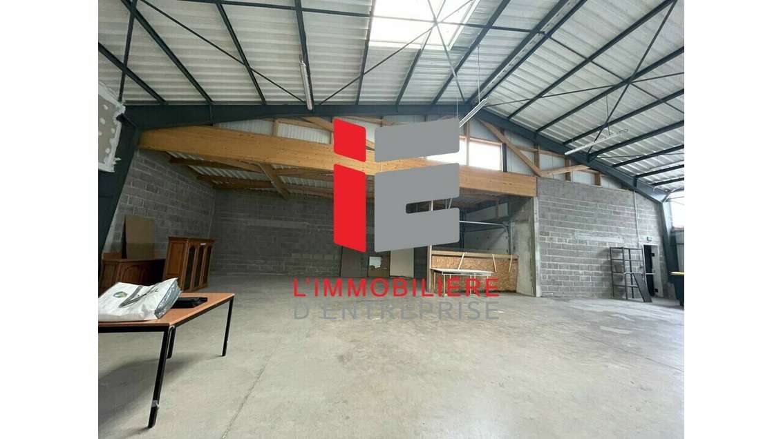 Local d'activité 922m² à louer en ZA à Caudan 