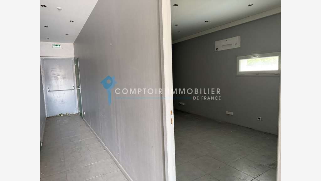 Local commercial de 295m² à louer secteur Noves