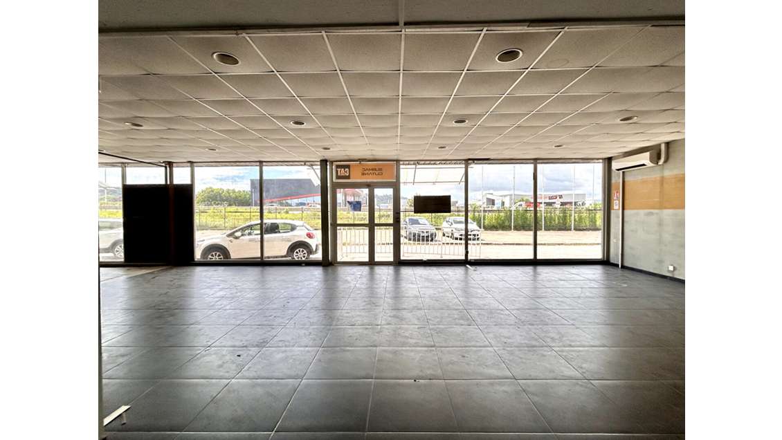 A louer local commercial 755m² à Collery Cayenne