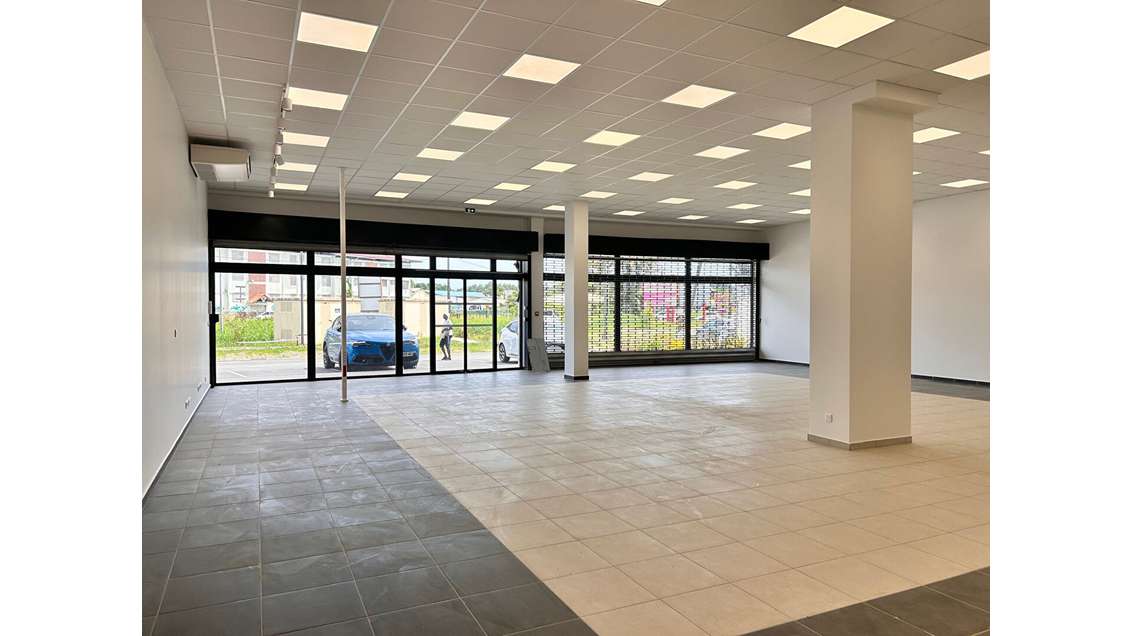 A louer local 200m² empl N°1 axe Baduel, à Cayenne