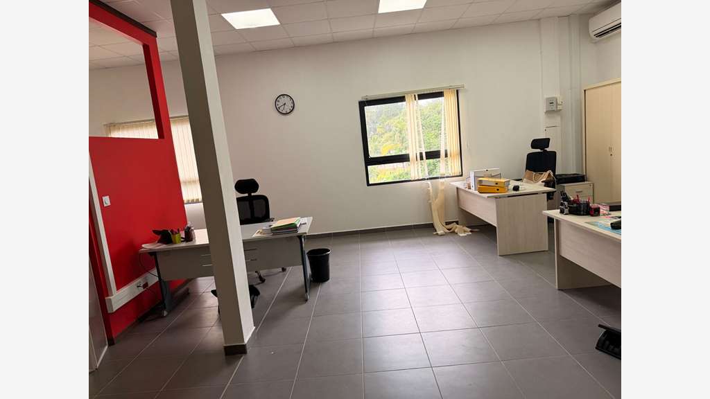 A louer local commercial 178m² en R+1 à Cayenne