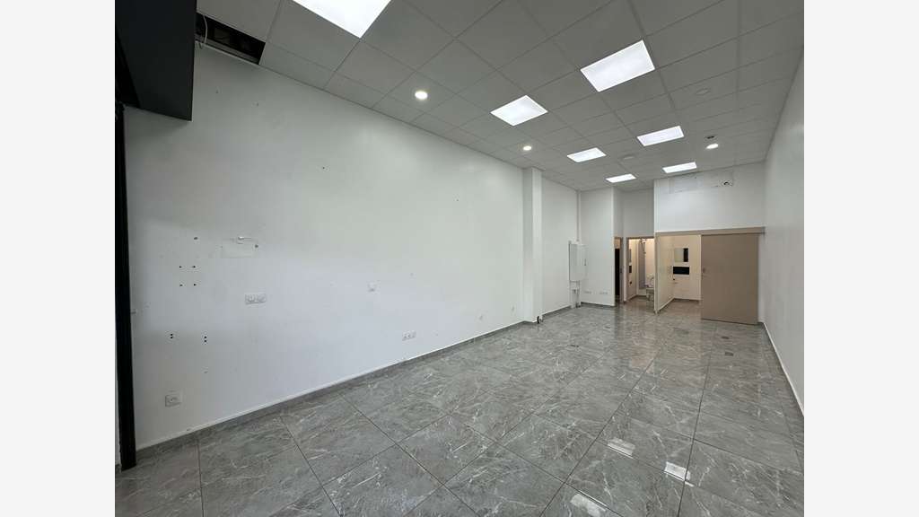 A louer local commercial 49m² à Cayenne empl N°1