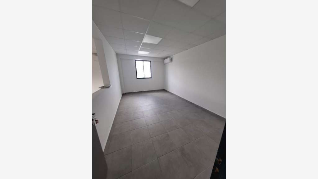 A LOUER - Local commercial / Bureaux 128,45 - RDC