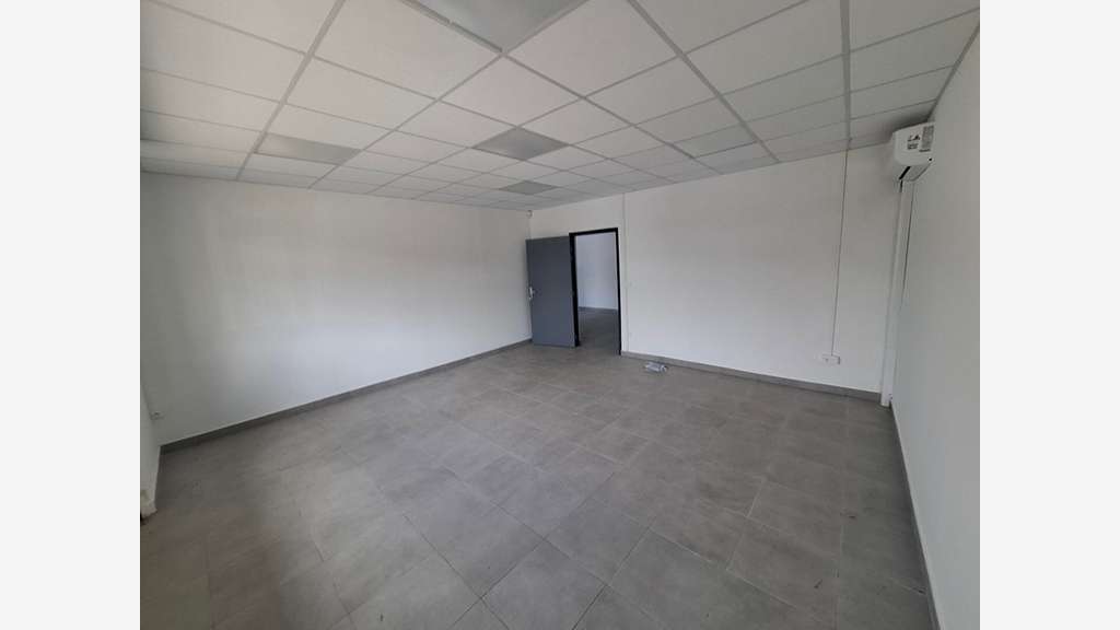 A LOUER - Local commercial / Bureaux 128,45 - RDC