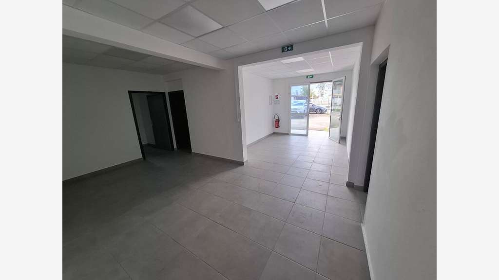 A LOUER - Local commercial / Bureaux 128,45 - RDC