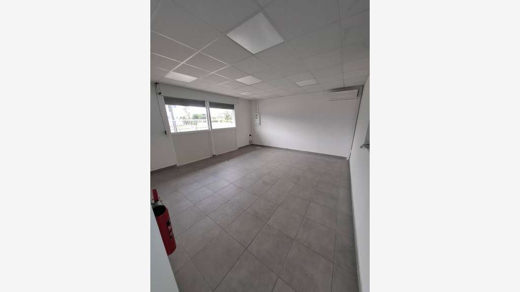 A LOUER - Local commercial / Bureaux 128,45 - RDC