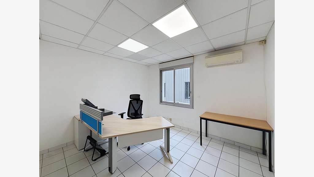 A louer local commercial 133m² à  Cenon