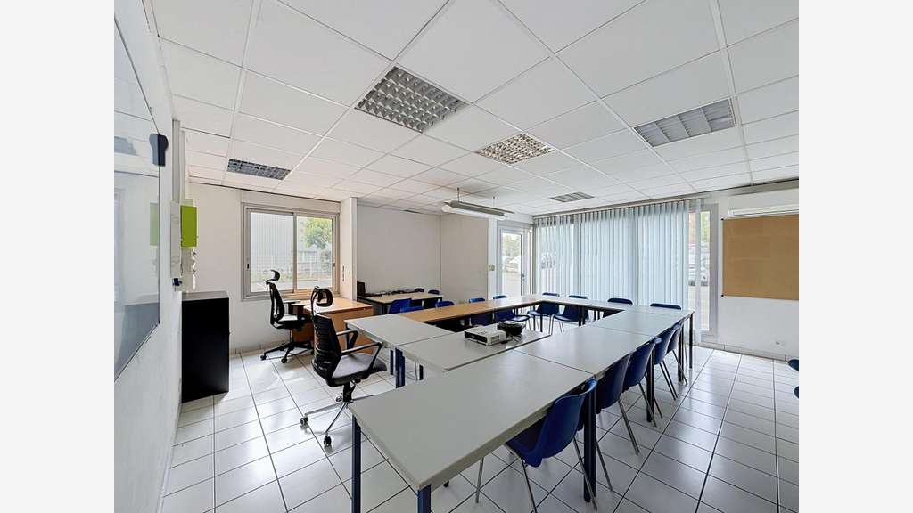 A louer local commercial 133m² à  Cenon
