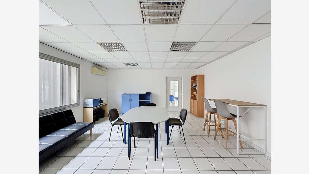 A louer local commercial 133m² à  Cenon