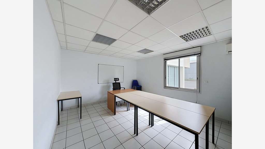 A louer local commercial 133m² à  Cenon