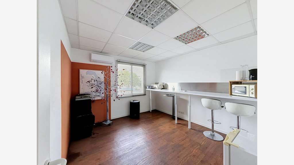 AV local commercial de 85m² en copropriété à Cenon