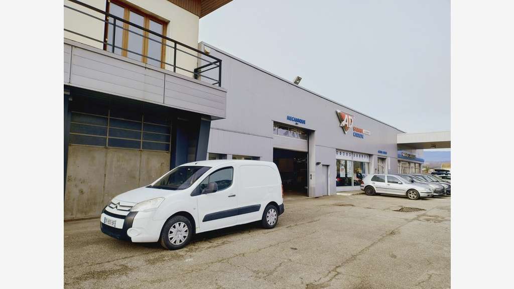 A louer local commercial 180m² à Challes-les-Eaux