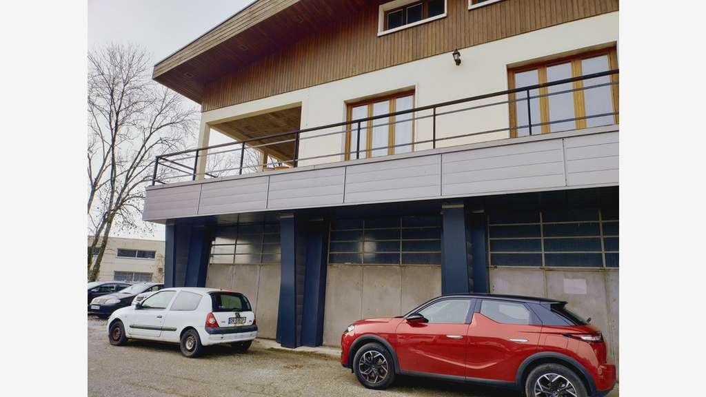 A louer local commercial 180m² à Challes-les-Eaux