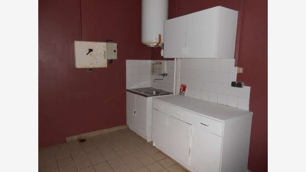 LOCATION GRAND LOCAL 1.650m² - CHALUS