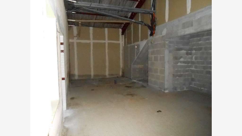LOCATION GRAND LOCAL 1.650m² - CHALUS