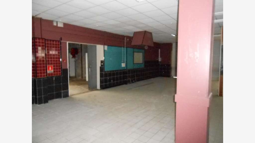 LOCATION GRAND LOCAL 1.650m² - CHALUS