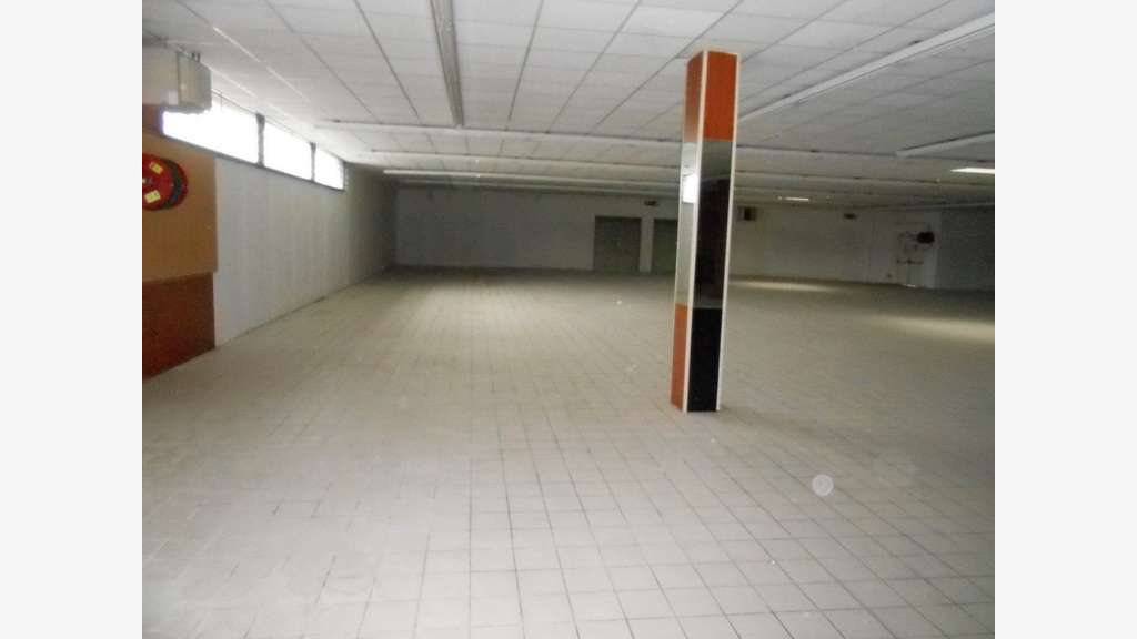 LOCATION GRAND LOCAL 1.650m² - CHALUS