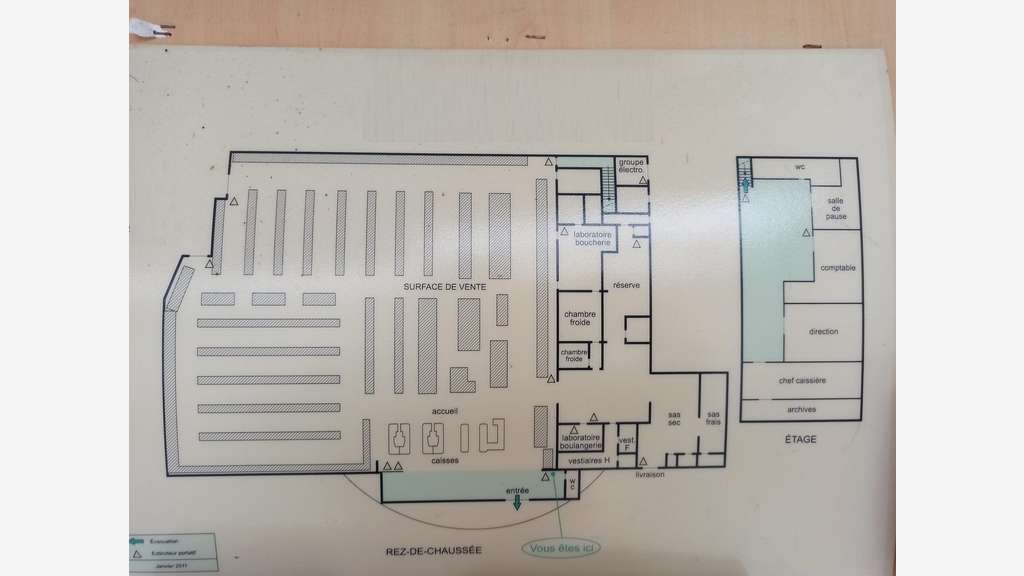 LOCATION GRAND LOCAL 1.650m² - CHALUS