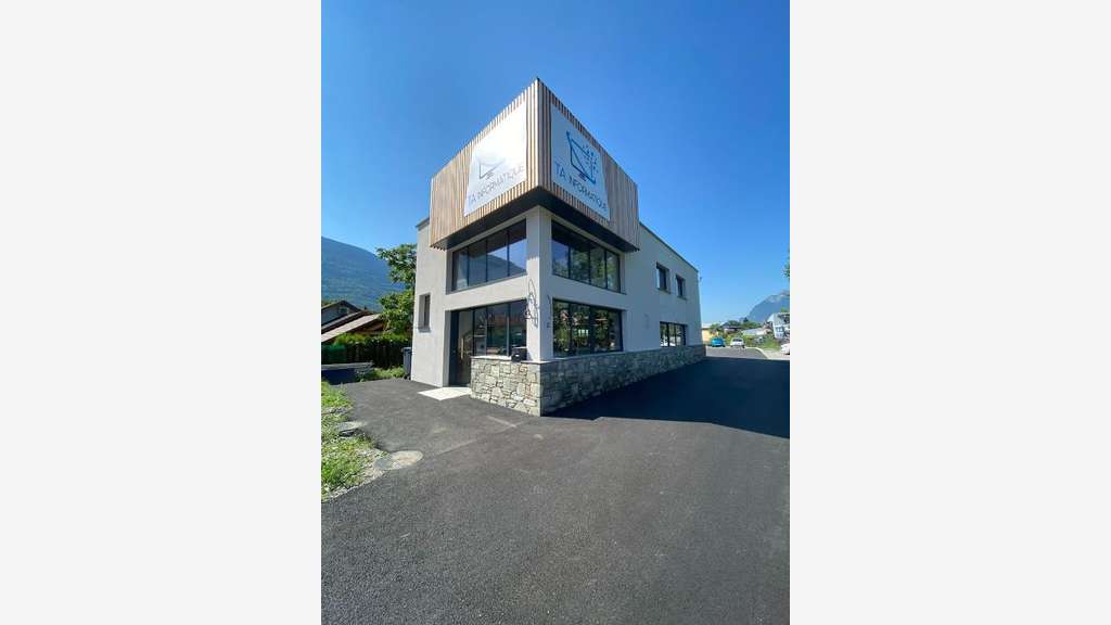 Local commercial pro 200m² à louer en Savoie