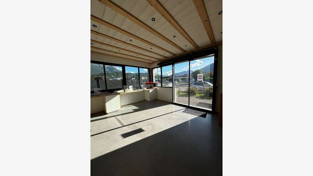 Local commercial pro 200m² à louer en Savoie