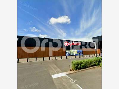 Local commercial 998m² à louer à Reims Champigny