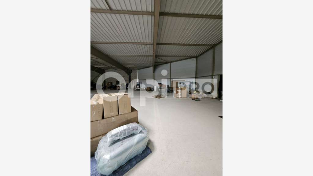 Local commercial 998m² à louer à Reims Champigny