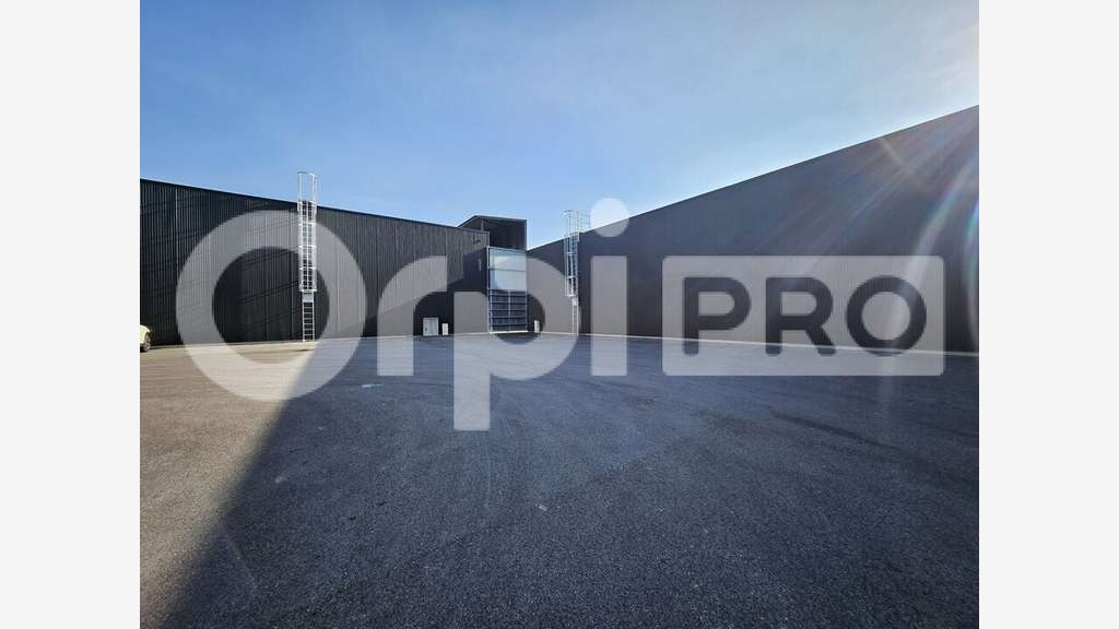 Local commercial 998m² à louer à Reims Champigny