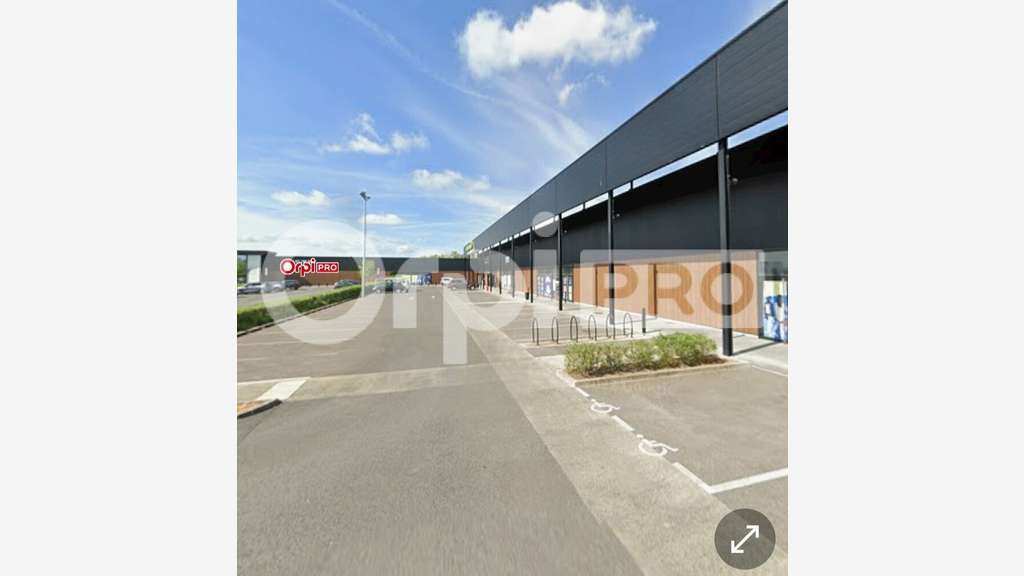 Local commercial 998m² à louer à Reims Champigny
