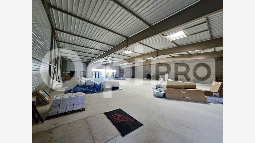 Local commercial 998m² à louer à Reims Champigny