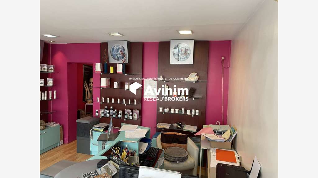 Loue entrepôts rénovés 2 440m² Bonneuil sur Marne