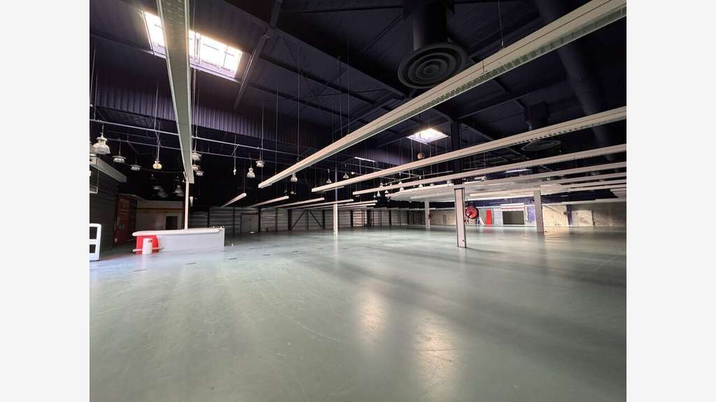 Local commercial 2024m² à louer ZAC Champniers 