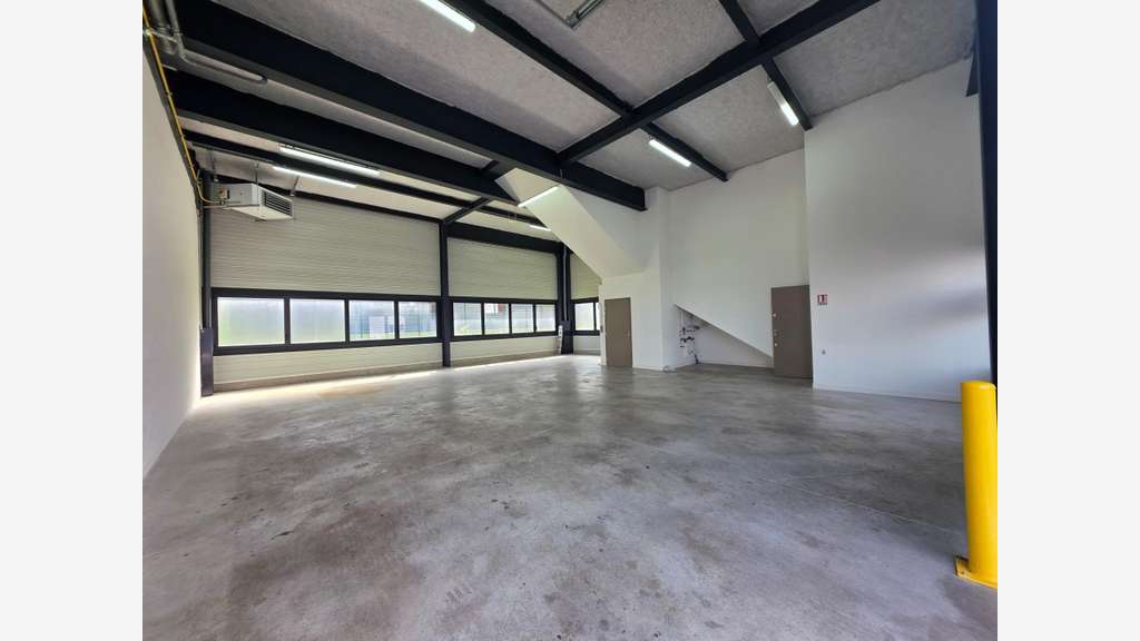 LOCAL COMMERCIAL BUREAUX 190 M2
