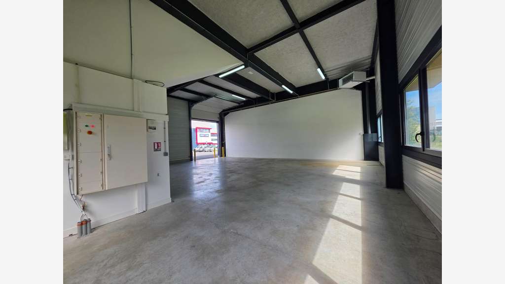 LOCAL COMMERCIAL BUREAUX 190 M2