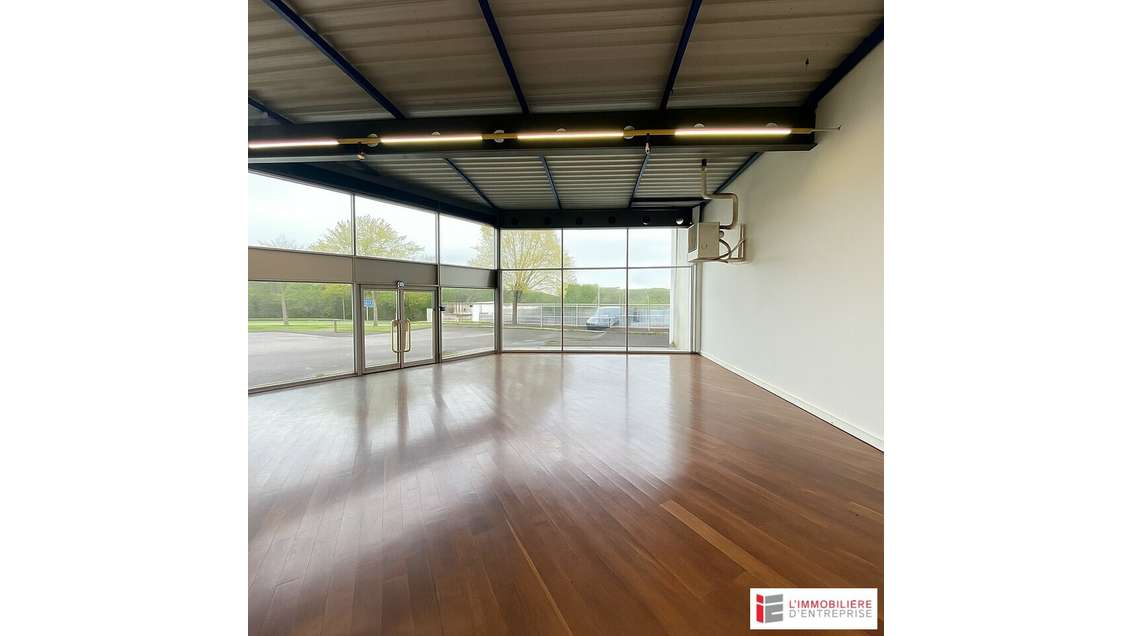 Local commercial + depôt + bureaux 600m² Chantepie