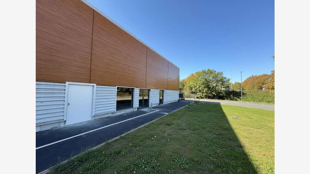 A louer local commercial de 870m² à Chantonnay