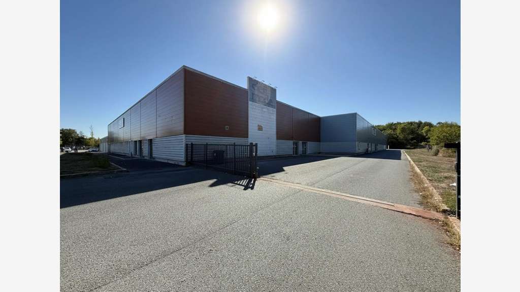 A louer local commercial de 870m² à Chantonnay