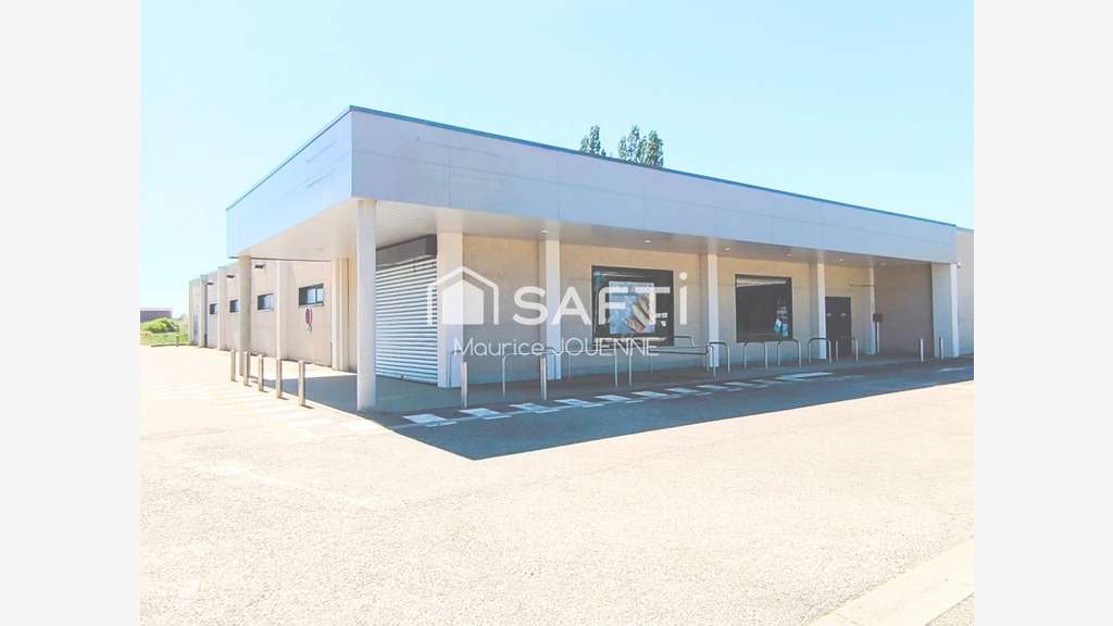 A louer beau local commercial 1372m² à Vaudéville