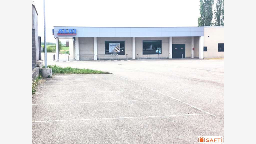 A louer beau local commercial 1372m² à Vaudéville