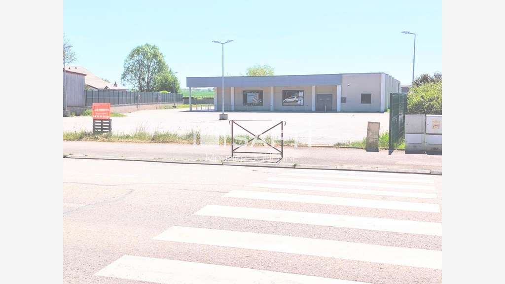 A louer beau local commercial 1372m² à Vaudéville