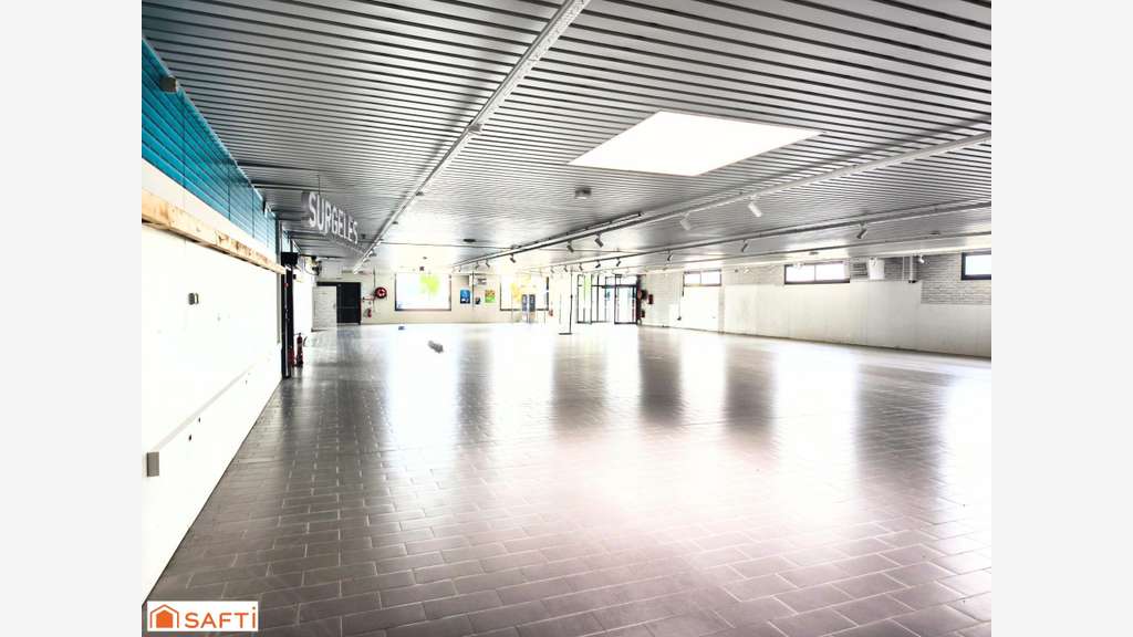 A louer beau local commercial 1372m² à Vaudéville