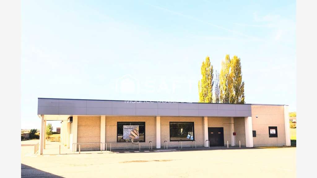 A louer beau local commercial 1372m² à Vaudéville