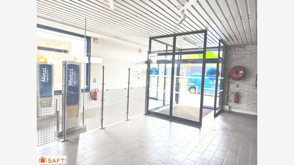 A louer beau local commercial 1372m² à Vaudéville