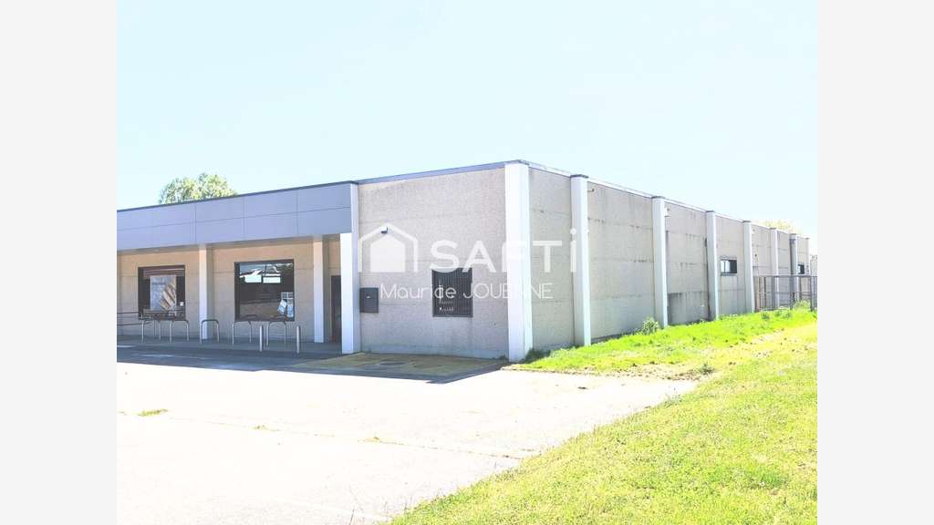 A louer beau local commercial 1372m² à Vaudéville