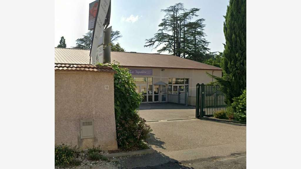 CHARBONNIÈRES-LES-BAINS - LOCAL COMMERCIAL à louer