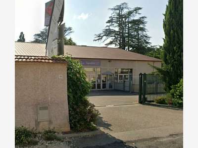 CHARBONNIÈRES-LES-BAINS - LOCAL COMMERCIAL à louer