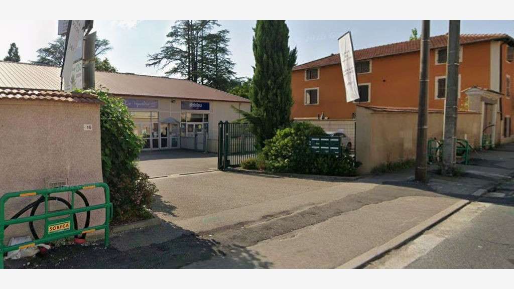 Loue local activités 182m² Charbonnieres-les-Bains