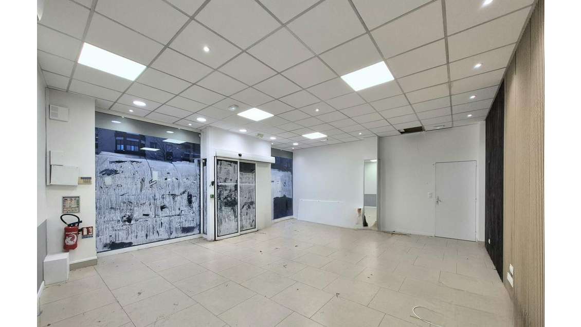 Location local avec vitrines 122m² à Charleville 